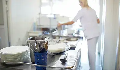 Kobieta rozdająca posiłki w szpitalu