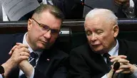 Warszawa, 14.04.2026. Prezes PiS Jarosław Kaczyński (P) i wiceprezes ugrupowania Przemysław Czarnek (L) na sali obrad Sejmu, 14 bm. Posłowie zajmą się wetem prezydenta Karola Nawrockiego do ustawy o rynku kryptoaktywów. Posłowie będą też pracować nad projektem, który ma usprawnić stosowanie Europejskiego Nakazu Aresztowania oraz nad projektem ws. najmu krótkoterminowego. (sko) PAP/Rafał Guz