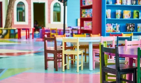 Sala przedszkolna z kolorowymi meblami