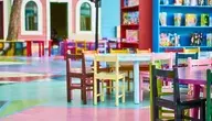 Sala przedszkolna z kolorowymi meblami