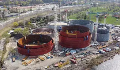 Zbiorniki na ponad 160 tys. ton paliwa budowane blisko brzegu Odry Wschodniej (Regalicy) i stacji kolejowej Szczecin Podjuchy w Szczecinie, 16 bm. Baza paliwowa budowana od kilku miesięcy w szczecińskiej dzielnicy Podjuchy, przy brzegu Odry, okazała się samowolą. Powiatowy Inspektor Nadzoru Budowlanego wydał decyzję o wstrzymaniu prac. Inwestor, firma Oktan Energy & V/L Service, zajmująca się sprzedażą, transportem i magazynowaniem paliw, chce zalegalizować budowę. Inwestor chce wybudować siedem zbiorników, w którym ma zmieścić się 161 tys. ton paliwa. (sko) PAP/Marcin Bielecki