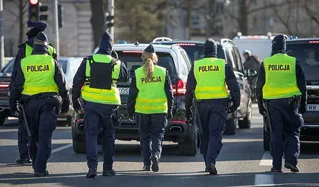 Umundurowani policjanci podczas patrolu