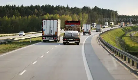 Ciężarówki na wiele kilometrów wożą "puste powietrze" 