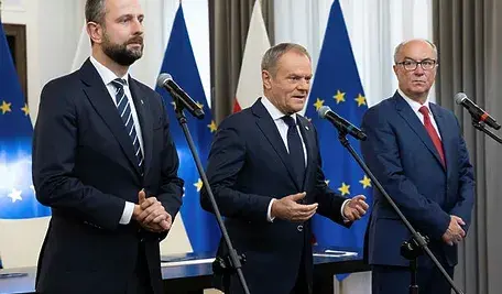 Donald Tusk, Włodzimierz Czarzasty i Władysław Kosiniak-Kamysz podczas wspólnej konferencji prasowej na tle flag Unii Europejskiej