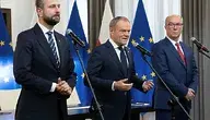 Donald Tusk, Włodzimierz Czarzasty i Władysław Kosiniak-Kamysz podczas wspólnej konferencji prasowej na tle flag Unii Europejskiej