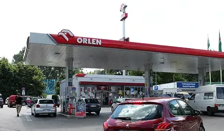 Stacja benzynowa Orlenu i kolejka samochodów