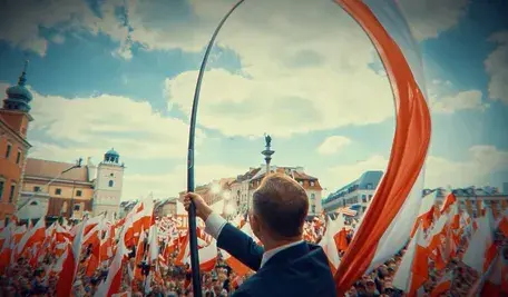 Kadr z filmu "Po pierwsze Polska"  Karolu Nawrockim