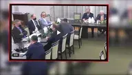  Zrzut ekranu z sali Senatu RP z siedzącymi przy stołach mężczyznami podczas spotkania, z czerwonym obramowaniem wokół kadru i ikoną odtwarzania na środku.