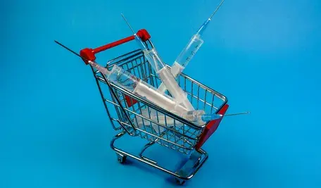 Komisja Europejska odcina się od kosztów umów z Pfizerem, podkreślając, że każde państwo członkowskie samodzielnie decydowało o liczbie zamówionych szczepionek i możliwości rezygnacji z nadmiarowych dawek. Polska odmówiła dodatkowych opłat.