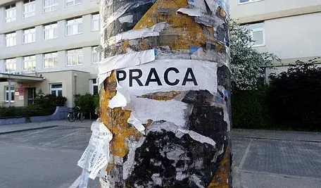 Słup reklamowy z ogłoszeniami o pracę