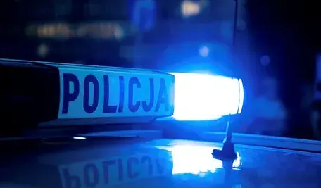 Radiowóz policyjny z włączoną sygnalizacją świetlną