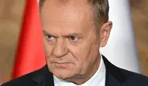 Gdańsk, 20.04.2026. Premier Donald Tusk na wspólnej konferencji prasowej z prezydentem Francji Emmanuelem Macronem w Dworze Artusa w Gdańsku, 20 bm. Politycy wzięli udział w I Polsko-Francuskim Szczycie Międzyrządowym. Spotkanie realizuje postanowienia Traktatu o wzmocnionej współpracy i przyjaźni między Polską a Francją, podpisanego 9 maja 2025 r. w Nancy. Rozmowy będą dotyczyć m.in. relacji dwustronnych Polski i Francji, wyzwań dla bezpieczeństwa w Europie, a także relacji sojuszniczych i transatlantyckich. 20 kwietnia jest Dniem Przyjaźni Polsko-Francuskiej. (ad) PAP/Adam Warżawa