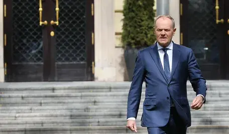 Warszawa, 17.04.2026. Premier Donald Tusk w drodze na konferencję prasową przed siedzibą KPRM w Warszawie, 17 bm. (ad)