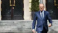 Warszawa, 17.04.2026. Premier Donald Tusk w drodze na konferencję prasową przed siedzibą KPRM w Warszawie, 17 bm. (ad)