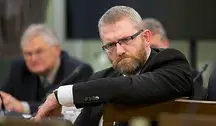 Grzegorz Braun podczas posiedzenia sejmowej komisji kontroli państwowej
