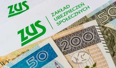 Pięniądze na koncie i dwa pisma, które trzeba uważnie przeczytać. Może się niestety okazać, że pieniądze, które emeryt otrzymał z ZUS, trzeba szybko zwrócić