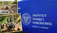 Niebieski namiot z logo Instytutu Pamięci Narodowej, obok zdjęcia z prac prowadzonych na Wołyniu