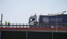 Uszkodzona ciężarówka wciąż blokuje kluczową dla ruchu estakadę