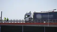 Uszkodzona ciężarówka wciąż blokuje kluczową dla ruchu estakadę