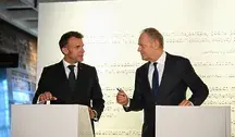 Gdańsk, 20.04.2026. Premier Donald Tusk (P) i prezydent Francji Emmanuel Macron (L) po umieszczeniu zawieszek na ścianie wolności w Europejskim Centrum Solidarności w Gdańsku, 20 bm. Politycy wzięli udział w I Polsko-Francuskim Szczycie Międzyrządowym. Spotkanie realizuje postanowienia Traktatu o wzmocnionej współpracy i przyjaźni między Polską a Francją, podpisanego 9 maja 2025 r. w Nancy. Rozmowy dotyczyły m.in. relacji dwustronnych Polski i Francji, wyzwań dla bezpieczeństwa w Europie, a także relacji sojuszniczych i transatlantyckich. 20 kwietnia jest Dniem Przyjaźni Polsko-Francuskiej. (mr) PAP/Adam Warżawa