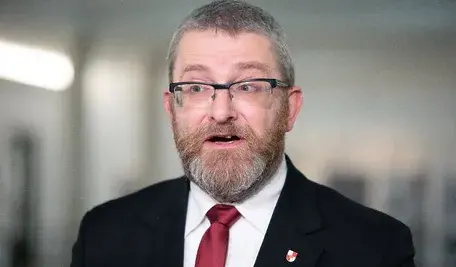 Grzegorz Braun planuje wizytę w Wilnie, a Litwa już się szykuje