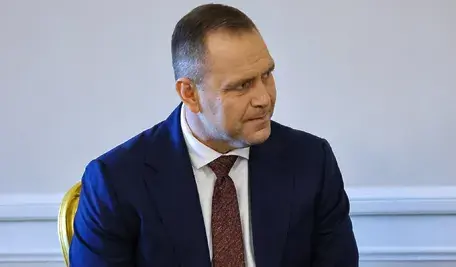 Prezydent Karol Nawrocki podczas spotkania dyplomatycznego.