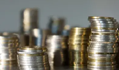 Monety ułożone na stole