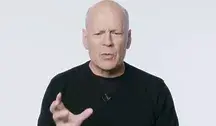 Postępująca choroba neurodegeneracyjna sprawiła, że Bruce Willis nie może już mówić ani samodzielnie funkcjonować, a jego rodzina pozostaje dla niego głównym wsparciem.