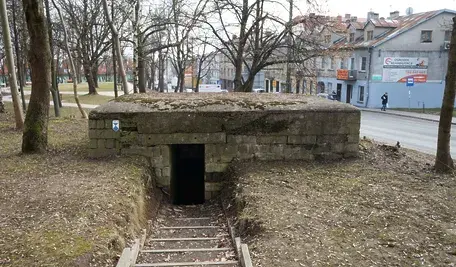 Rządowa aplikacja wskazująca miejsca schronienia w Polsce zawiera liczne nieścisłości, a wiele punktów oznaczonych jako całodobowe w praktyce pozostaje niedostępnych, co skłoniło służby do pilnej weryfikacji systemu.