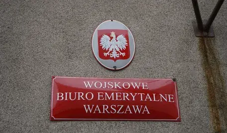 Emerytury byłych wojskowych, policjantów czy zawodowych strażaków i sposób ich wyliczeń może budzić zazdrość reszty pracujących