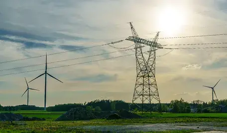 W Polsce i Europie Środkowej utrzymuje się zmienna, chłodniejsza pogoda z okresowymi spadkami temperatur, jednak na początku maja prognozowane jest stopniowe ocieplenie nawet do około 25°C po wcześniejszym przejściowym ochłodzeniu.