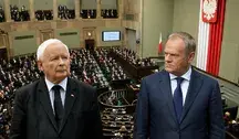 Jarosław Kaczyński i Donald Tusk na tle sali sejmowej