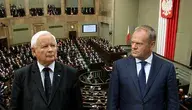 Jarosław Kaczyński i Donald Tusk na tle sali sejmowej