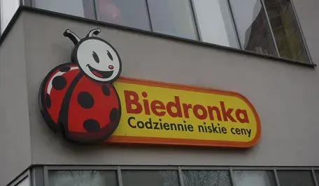 System ocen przy kasach samoobsługowych w Biedronka realnie wpływa na premie pracowników, a jedna negatywna „buźka” może oznaczać dla nich stratę części wynagrodzenia.