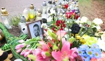 Znicze i kwiaty w miejscu śmierci Łukasza Litewki