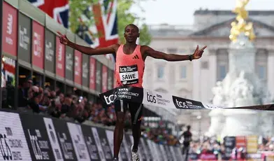 Kenijczyk Sebastan Sawe na mecie rekordowego maratonu