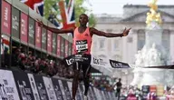 Kenijczyk Sebastan Sawe na mecie rekordowego maratonu