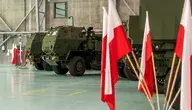 Wycofanie się Polskiej Amunicji z programu SAFE sprawia, że kluczową rolę w dostawach amunicji 155 mm dla Wojska Polskiego może przejąć zagraniczny koncern, co rodzi pytania o koszty, tempo realizacji i realną samodzielność krajowego przemysłu zbrojeniowego.