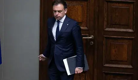 Minister finansów Andrzej Domański wchodząc na salę sejmową