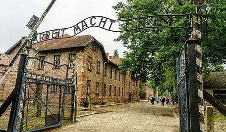 Historyczna brama w Muzeum Auschwitz-Birkenau