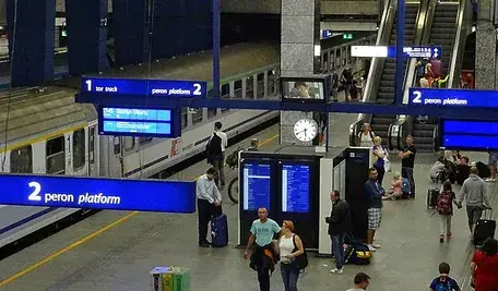 Pociąg PKP wjeżdżający na dworzec kolejowy