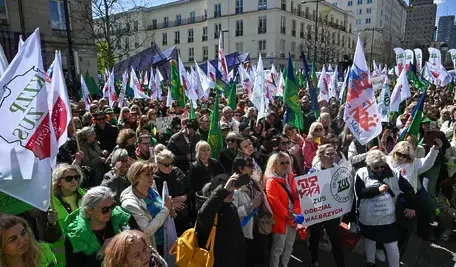 Protest pracowników ZUS pod Ministerstwem Finansów w Warszawie był bardzo gorący 