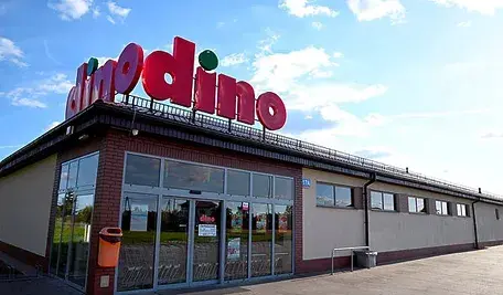 Sklep Dino na tle błękitnego nieba