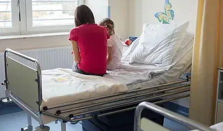 Kobieta i dziecko na łóżku szpitalnym