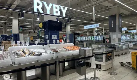 Ryby w sklepie są coraz droższe. Jedno z marketowych stoisk, gdzie można kupić rybkę pełną, ciekawe jak świeżą