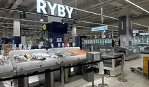 Ryby w sklepie są coraz droższe. Jedno z marketowych stoisk, gdzie można kupić rybkę pełną, ciekawe jak świeżą