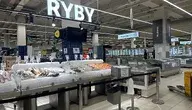 Ryby w sklepie są coraz droższe. Jedno z marketowych stoisk, gdzie można kupić rybkę pełną, ciekawe jak świeżą
