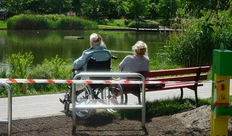 Emeryci nad stawkiem 