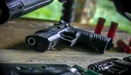 Pistolet i naboje leżące na stole