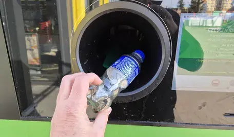 butelka ląduje w butelkomacie